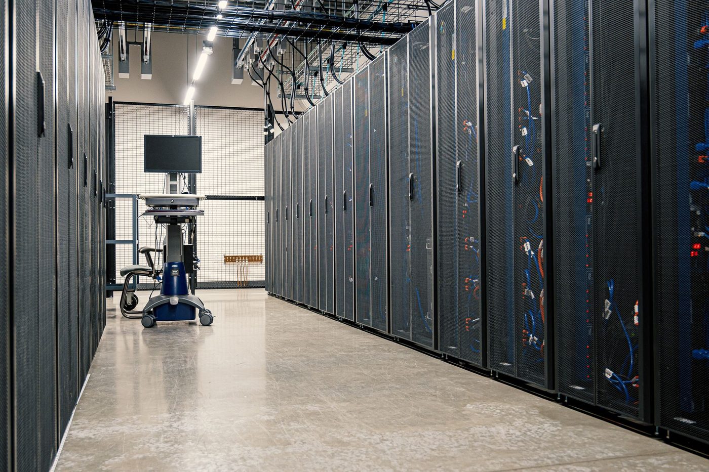 Serverraum im eigenen Schweizer Datacenter der TRACEnet Informatik AG